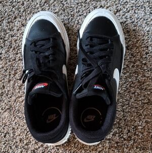 Nike Women's Black and White Sneakers